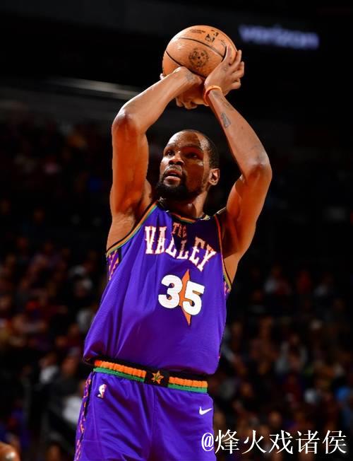 杜兰特半场高效表现：6投4中，三分全中，贡献14分3篮板1助攻1封盖