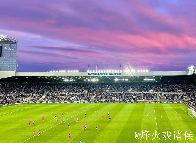 纽卡斯尔联队球迷抵达光明球场的现场画面 纽卡斯尔联队球迷抵达光明球场的现场画面